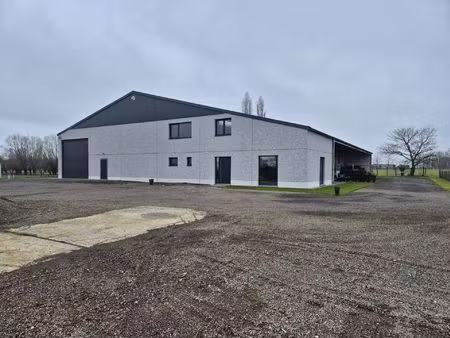 loods van ± 1.000 m² met ruime buitenopslag.