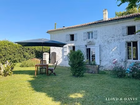 sainte-ramee : maison de campagne et dépendances