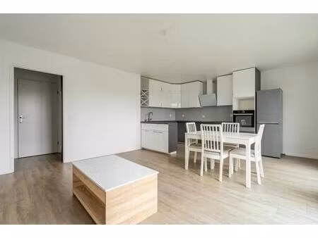 spacieux t3 récent avec balcon à livry-gargan