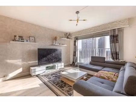 appartement 3 pièces de 58 m² à vénissieux