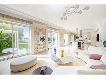 maison de 10 pièces de 392m² située à breuil-bois-robert