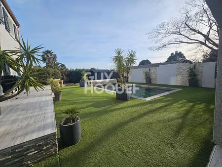 maison d'exception avec piscine  jardin et cuisine d'été ? saint-hippolyt