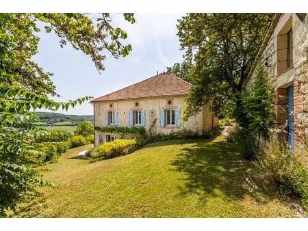 maison de campagne avec annexes  piscine  grange et vue