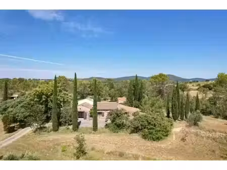 propriété en pierre proche barjac dans un environnement naturel