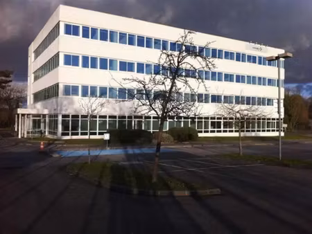 a vendre à buc - bâtiment indépendant avec parkings