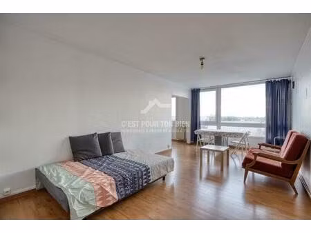 grand studio avec cave et parking proche métro