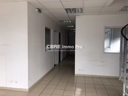 location local professionnel 329m²