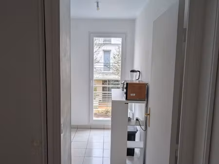 t2 / 47m² / evry (rer d)