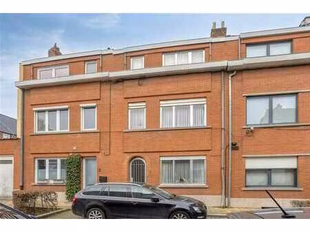 spacieuse maison avec possiblement 4 chambres et jardin