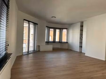 spacieux appartement/maison rénové avec 3 chambres