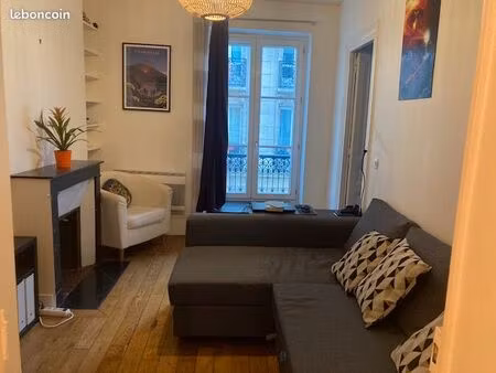 charmant 40m2  2 5 pièces  traversant  donnant sur la rue pietonne l'olive  18ème