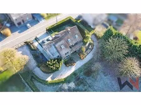 grande villa avec beau potentiel