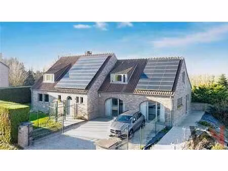 grande villa avec beau potentiel