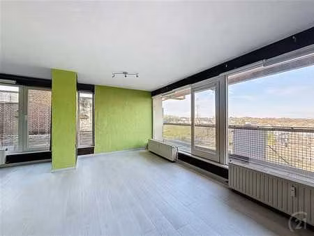 studio avec grande terrasse et vue dégagée sur la ville