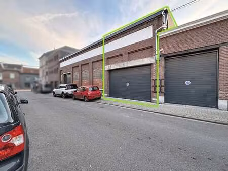 entrepôt de 90m² avec porte sectionnelle électrique