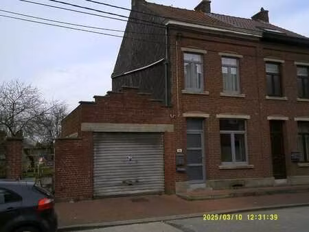 maison à rafraichir 3 façades avec garage.