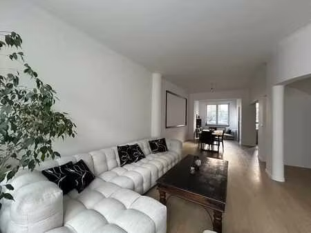 jolie maison unifamiliale dans un quartier prisé.