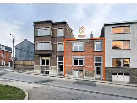 maison unifamiliale / 240 m²