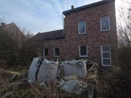 une maison d'habitation à rénover (gros oeuvre) avec jardin
