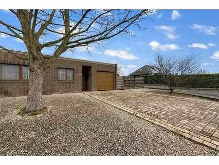 habitation 3 façades de plain-pied  située dans un clos pris