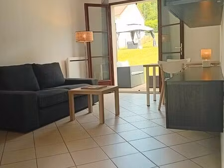 deux pièces meublé bien isolé avec terrasse et grands espaces verts