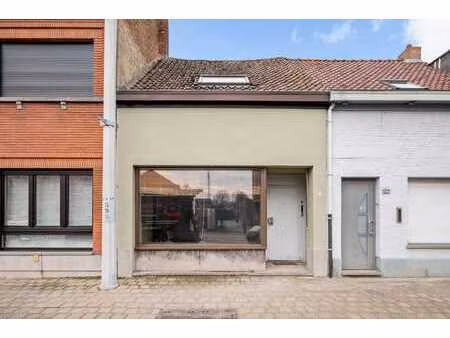 te renoveren woning met tuin en garage in centrum wijnegem!