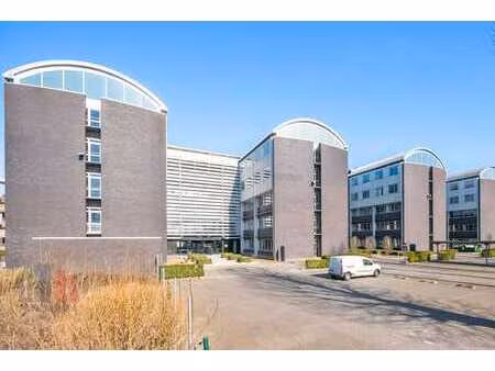 1.577 m² de bureaux prêts à l'emploi à proximité du r4