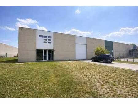 entrepôt de 520 m² dont 140 m² de bureaux + 991 m² exterieur