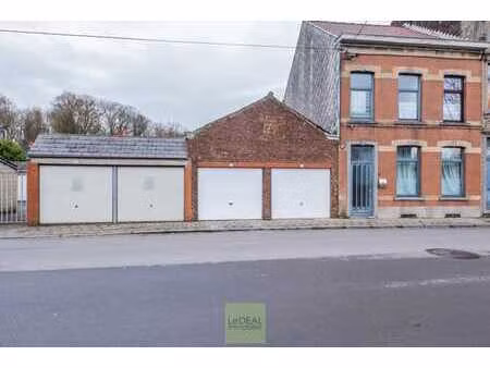 deux spacieux garages avec une belle hauteur sous plafond