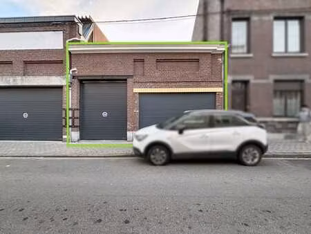 entrepôt avec bureau de 113m² + porte électrique