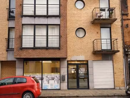 commerce avec parking -excellente visibilité au centre de ll