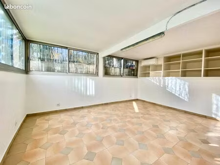 local de 73m2 dont 4 bureaux  au niveau –1