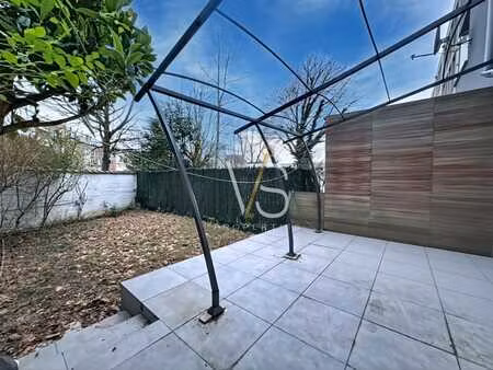 superbe rez de chaussee 2 chambres avec terrasse et jardin