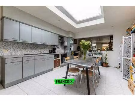 maison avec 3 chambres et jardin urbain à vendre dans le ce…