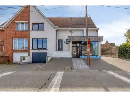 immeuble commercial avec spacieux logement à waregem