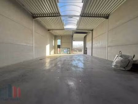 opslagruimte van 300 m² & uitstekend gelegen vlak aan de ...