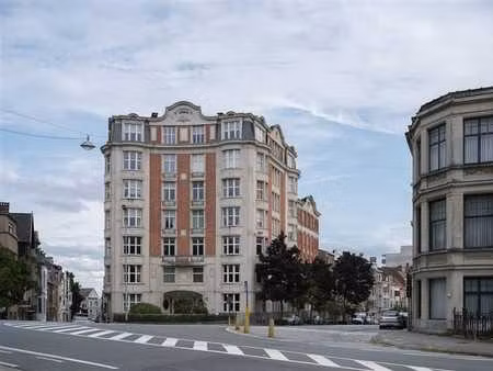 appartement spacieux et de caractère donnant sur le parc de