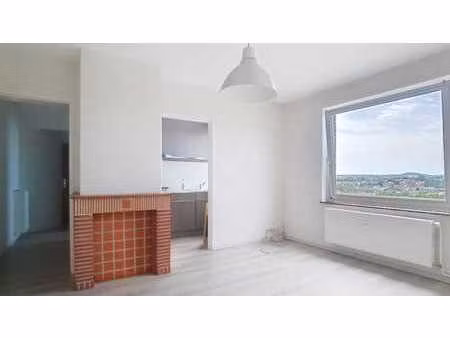 1 chambre avec terrasse et cave proche université