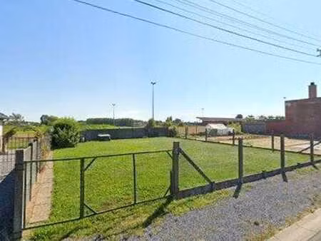 terrain offrant une belle façade à front de voirie