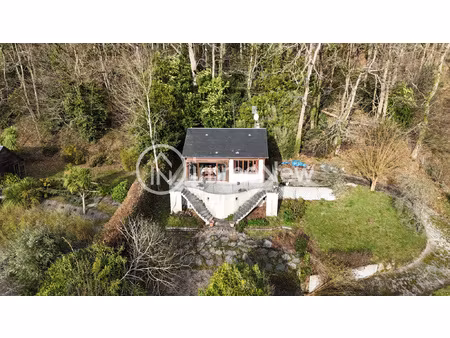 une maison sur les hauteurs de saint jean le thomas avec une