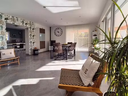 maison à proximité du village