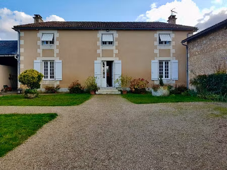 secteur valdivienne ! jolie maison poitevine au coeur du village