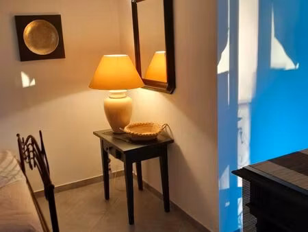 studio meublé  avec petit extérieur. place de parking privé