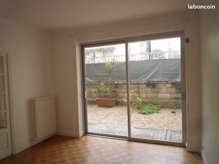 très beau deux-pièces avec cave et parking en sous-sol