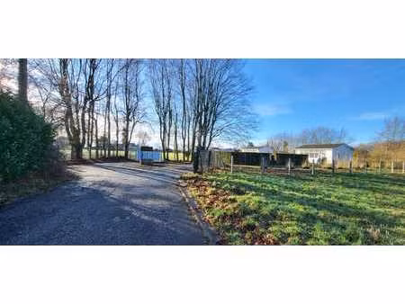 ds un clos  terrain à bâtir de ± 8 a