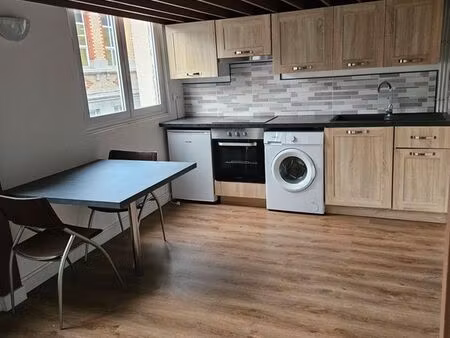studio non meublé avec mezzanine -cuisine équipée et machine à laver