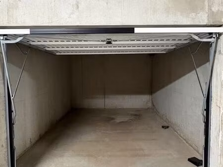 box de 16 m² - rez–de-chaussée- immeuble de standing entre le port de plaisance et le cent