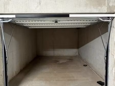 garage de 16 m² - rez–de-chaussée- immeuble de standing entre le port de plaisance et le c
