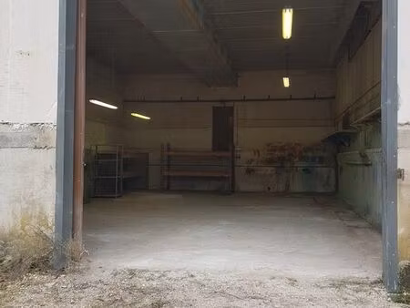 grand local 300 mètres carrés à louer proximité de espalion