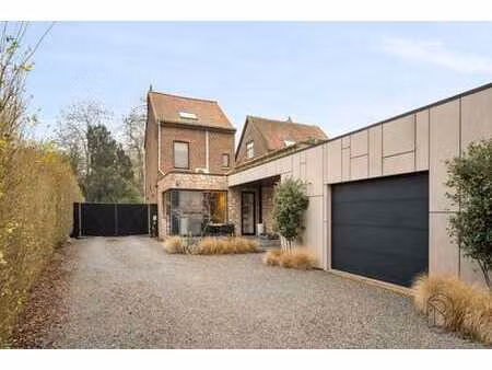 spacieuse maison avec jardin et garage multifonctionnel